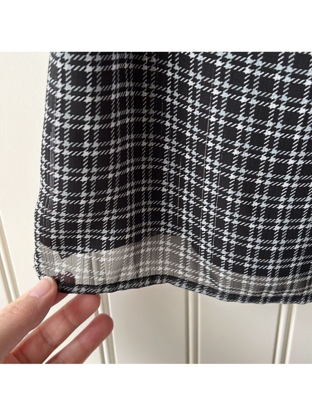 JONES NEW YORK Black & Silver Plaid Sleeveless Blouse Size 4 - Picture 7 of 14